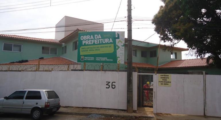Nova unidade do CS Vera Cruz vai melhorar o atendimento aos usuários. Foto: Antônio Rodrigues/PBH Nova unidade de centro de saúde quase concluída com placa de Obra da Prefeitura
