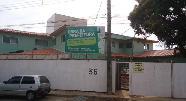 Nova unidade de centro de saúde quase concluída com placa de Obra da Prefeitura