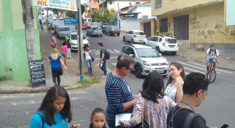 Estudos avaliam implantação da "Zona 30", que viabiliza a cidade para todos. Foto: André Guilherme/BHTrans Estudantes ciclista e carros dividem via pública