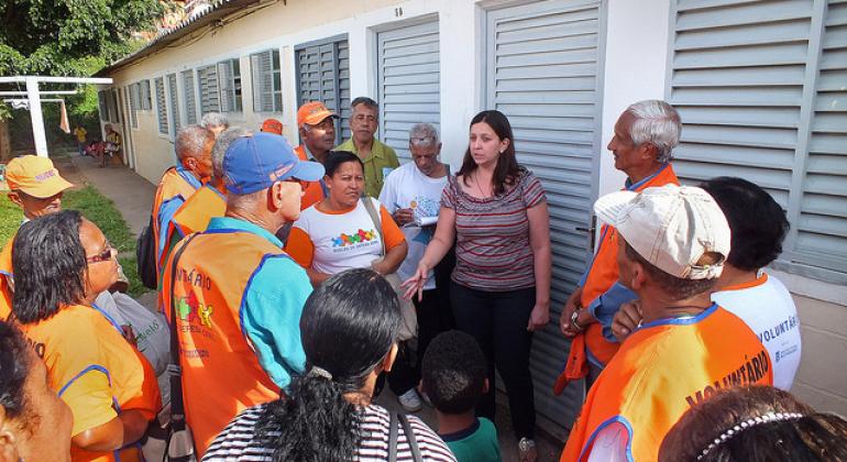 Alertar a população é fundamental para mitigação dos riscos no período chuvoso. Foto: Divulgação/PBH Equipes de voluntários do núcleo da defesa civil recebe instruções para alertar população