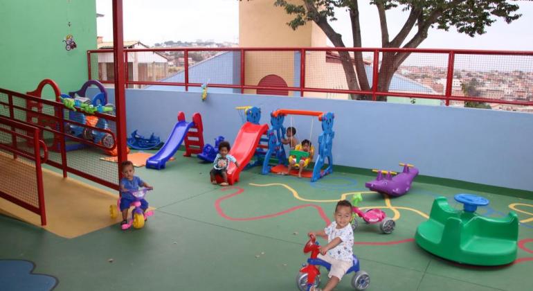 Obras de ampliação põem fim na lista de espera em Umei da regional Nordeste. Foto: Divulgação/PBH Cinco crianças brincando em parquinho no quintal de Umei