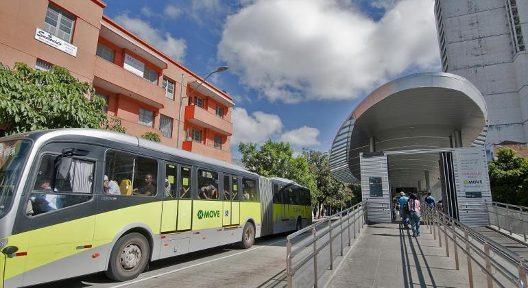 Sistema MOVE: uma tarifa e diversos destinos na capital. Foto: Divulgação/PBH Ônibus do MOVE ao lado da estação