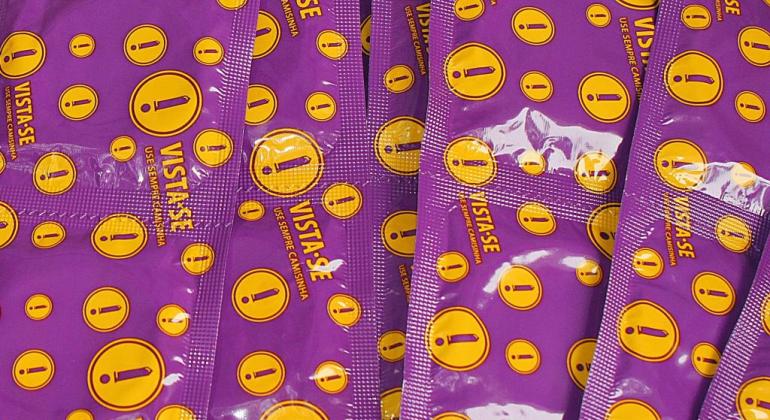 Estoques de preservativos devem ser regularizados na próxima semana Pacotes de preservativos