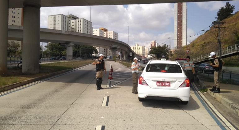 PBH promove blitz educativa “Táxis nas faixas de pistas exclusivas de ônibus" carros em avenida de BH