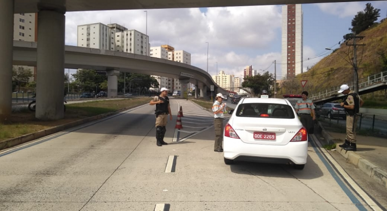 carros em avenida de BH