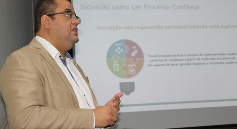 secretário municipal adjunto de Planejamento Orçamento e Gestão , Jean Mattos, palestra no grupo de estudos “Faces da Inovação”.