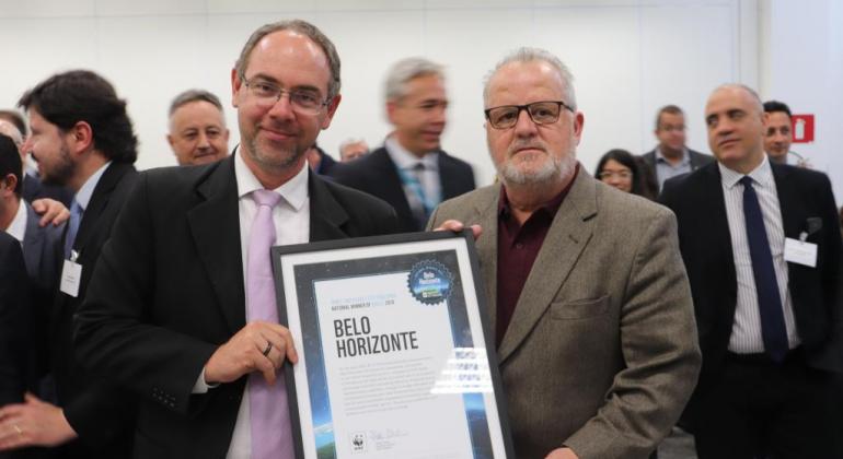 O vice-prefeito, Paulo Lamac, e o secretário Municipal de Meio Ambiente, Mario Werneck, posam para foto segurando quadro de honra.