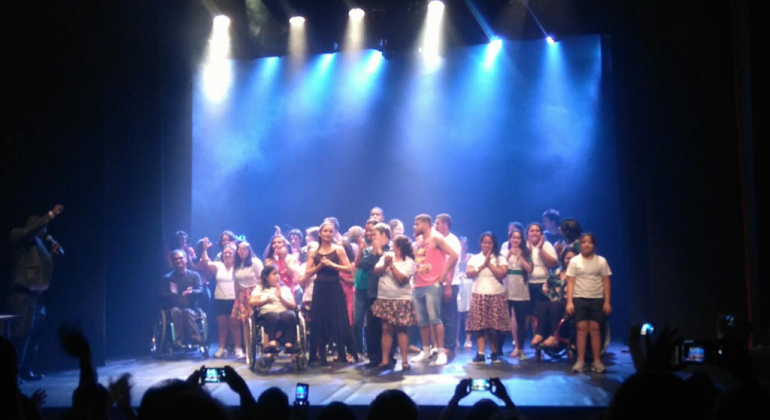 Quarenta dançarinos com deficiência em performasse no palco do teatro marília