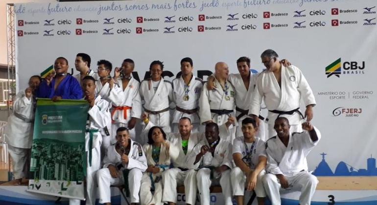 Atletas de programa da PBH ganham 17 medalhas em competição de judô no Rio Dezessete atletas do judô de belo horizonte posam de quimono com medalhas