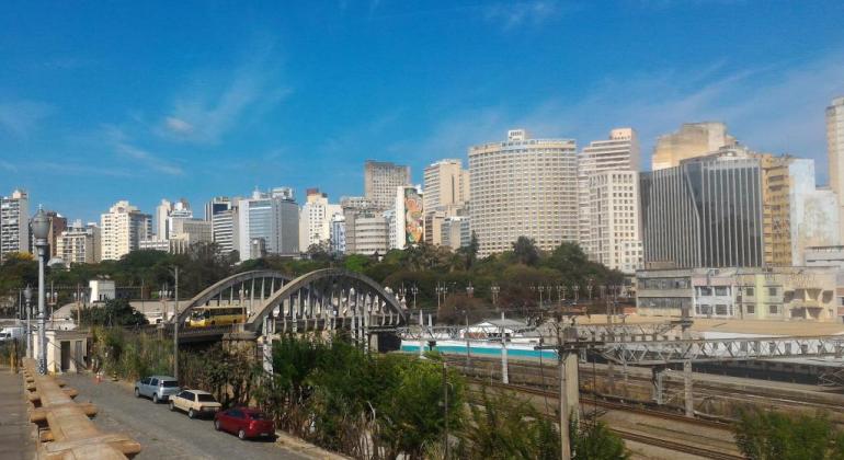 Vista de Belo Horizonte a partir da rua Sapucaí em dia de céu claro com poucas nuvens