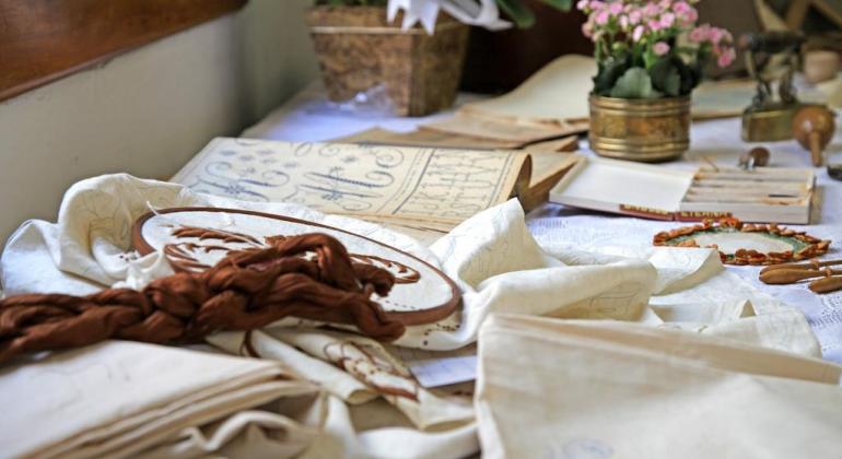 Tecidos bordados em cima de uma mesa