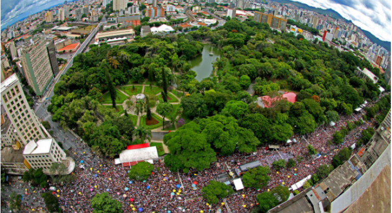 Foto de Belo Horizonte vista do alto, com foco no Parque Municipal