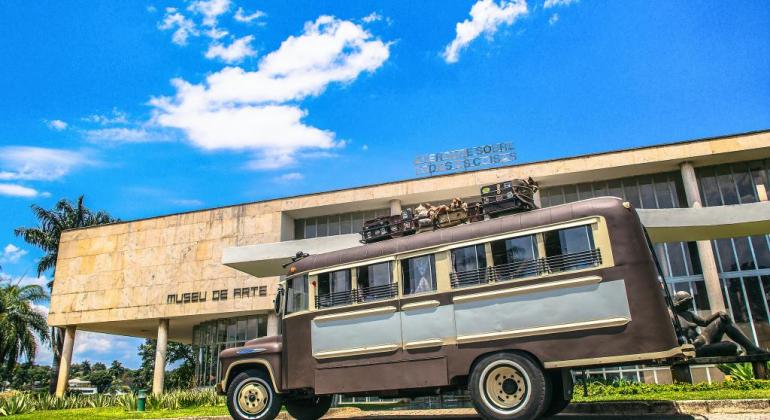 Prefeitura promove Seminário Cidades e Destinos Turísticos Inteligentes Jardineira estacionada em frente ao Museu Casa do Baile