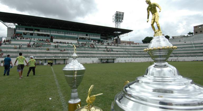 Decisão da Copa dos Campeões de Futebol Amador é neste sábado, dia 29 Estádio amador com destaque para os troféus