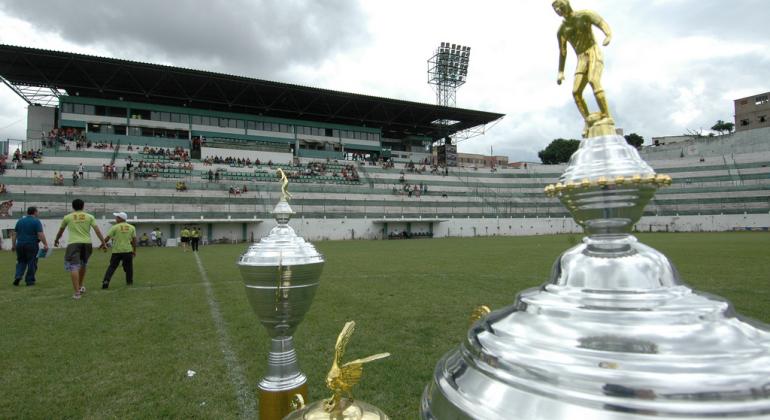 Estádio amador com destaque para os troféus 