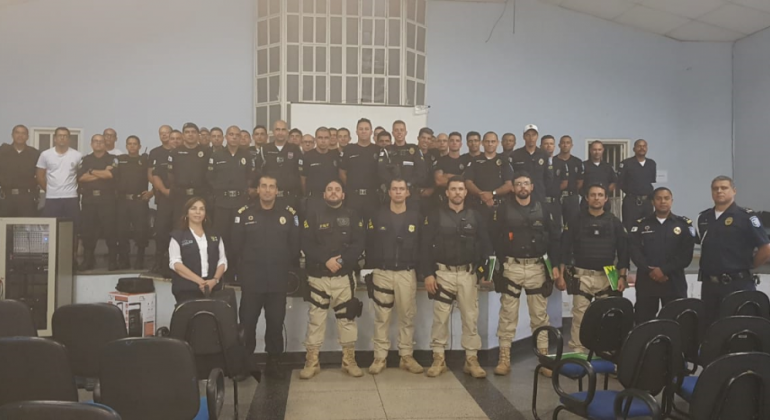 Guardas Municipais e Policiais Rodoviários Federais posam em foto após curso