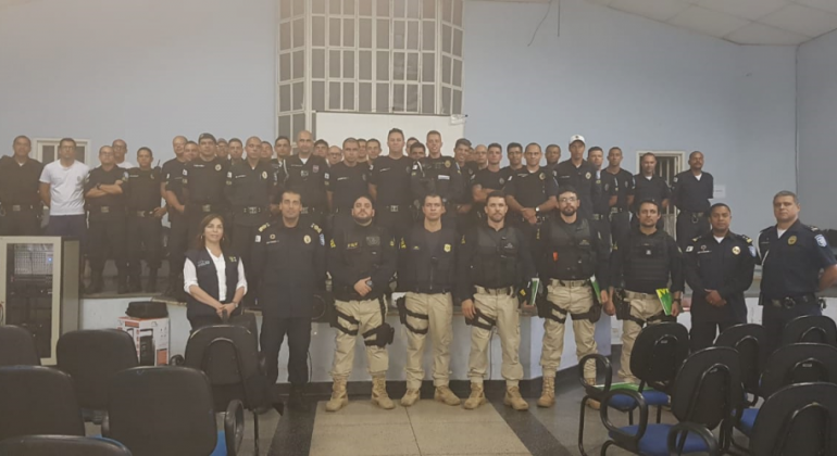 Agentes da Guarda Municipal participam de qualificação com a PRF Guardas Municipais e Policiais Rodoviários Federais posam em foto após curso