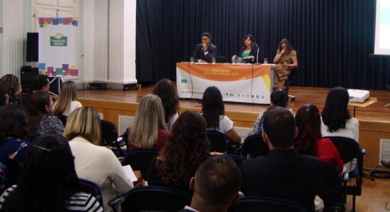 Prefeitura é referência em Orçamento da Criança e do Adolescente e ODSs Mesa composta por três pessoas, sendo uma delas a Secretária de Assistência Social, Segurança e Cidadania, Maíra Colares e platéia de cerca de 50 pessoas.
