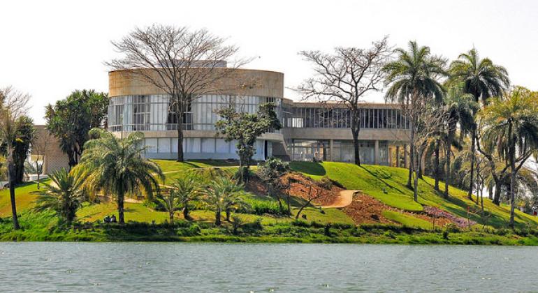 Foto da fachada do Museu de Arte da Pampulha, vista da lagoa da Pampulha