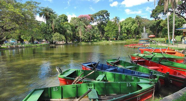 Barcos no lago do Parque Municipal