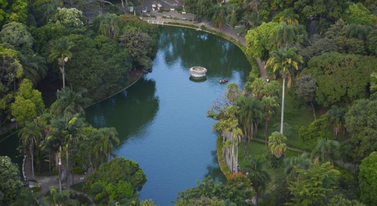 Parque Municipal visto do alto com destaque para o lago