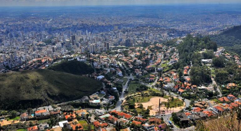 Cidade de Belo Horizonte vista do Parque das Mangabeiras, com destaque para a Praça do Papa.