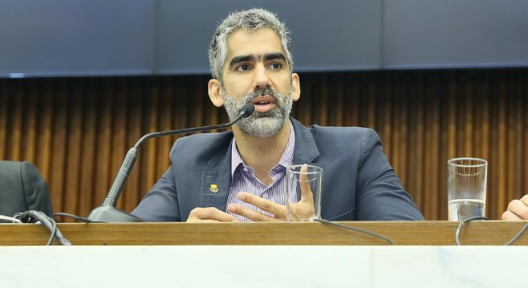 PBH destaca equilíbrio financeiro durante prestação de contas do 2º quadrimestre Foto do secretário municipal de planejamento falando ao microfone