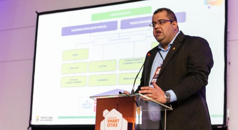 Palestrante durante apresenta programas com foco em inovação no Connected Smart Cities