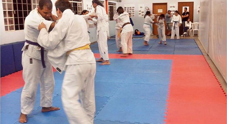 A foto mostra quatro atletas de judô do programa Superar treinando. 