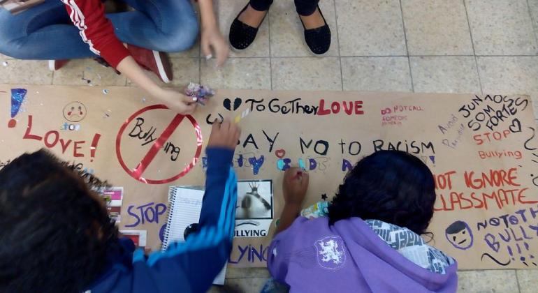 Programa da PBH investe na melhoria do inglês dos alunos da rede municipal. Foto: Divulgação/PBH Alunos da Rede Municipal confeccionam cartazes de combate ao bullying em inglês