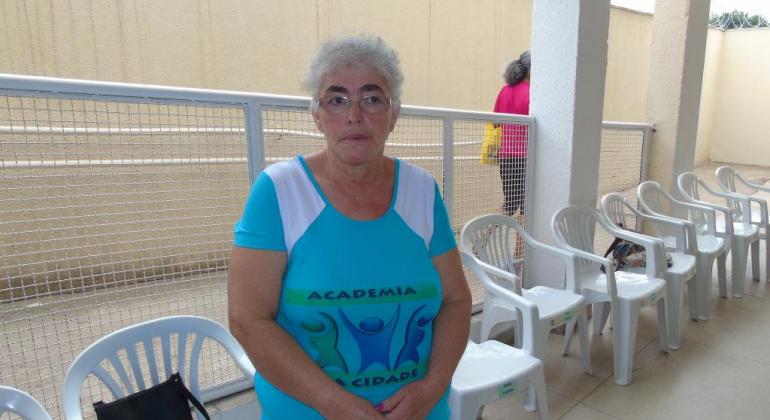 Academia da Cidade Lagoa oferece atividades físicas todos os dias da semana. Foto: Thayná Almeida/PBH Uma senhora vestindo uma blusa da Academia da Cidade
