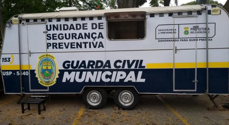 Trailer da Guarda Municipal com os dizeres "Unidade de segurança preventiva Guarda Civil Municipal" e o brasão de Belo Horizonte