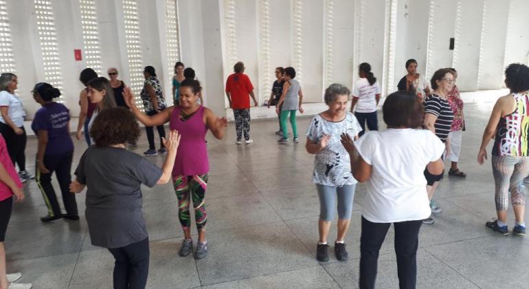 Atividade é uma das atrações do programa Vida Ativa. Foto: Vilma Tomaz/PBH cerca de vinte mulheres dançando em um grande salão