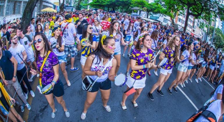 Bloco se apresenta na rua durante o Carnaval