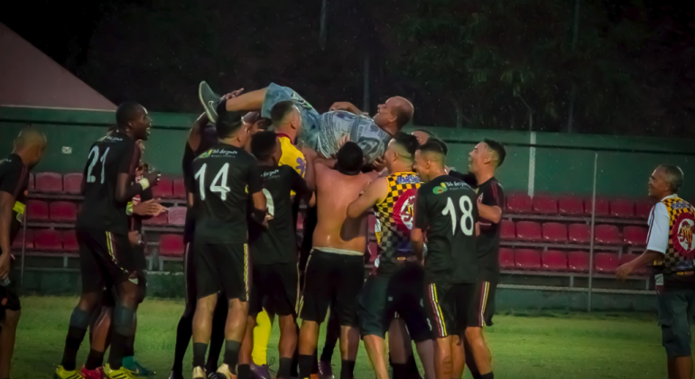 Portuguesa supera Novo Aarão Reis e conquista a Copa dos Campeões Jogadores celebram o título no gramado