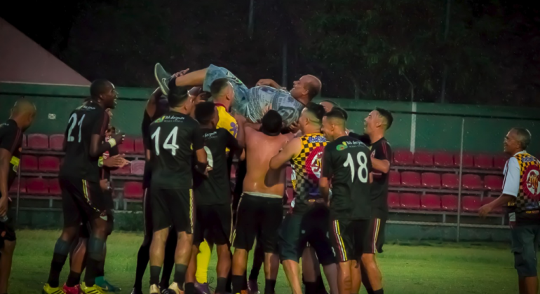 Jogadores celebram o título no gramado