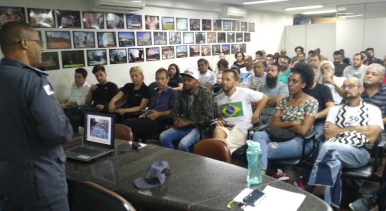 Belotur e Corpo de Bombeiros se reúnem com blocos de rua do Carnaval de BH Bombeiro realiza apresentação para cerca de 50 pessoas
