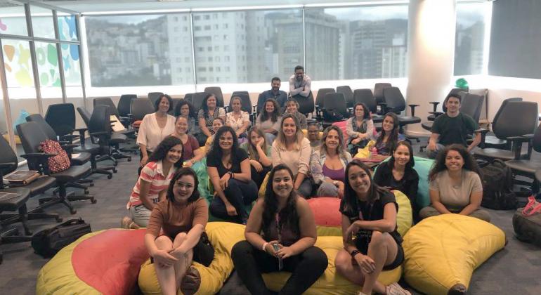Prodabel certifica mais de mil alunos em 2019 Em uma sala com puffs em formato de frutas, uma turma do Programando Sonhos Delas posa para a foto
