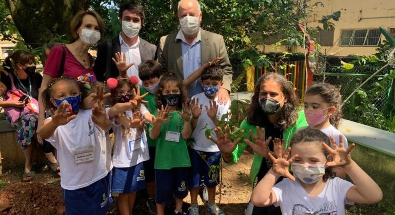 Projetos educacionais incentivam plantio de árvores em escolas municipais de BH Alunos participam do plantio de árvores em escolas da rede municipal da capital
