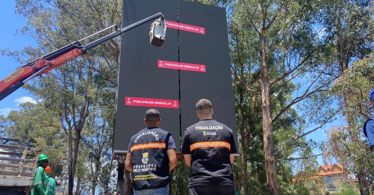 Prefeitura de BH realiza operação para combater publicidade irregular Prefeitura de BH realiza operação para combater publicidade irregular