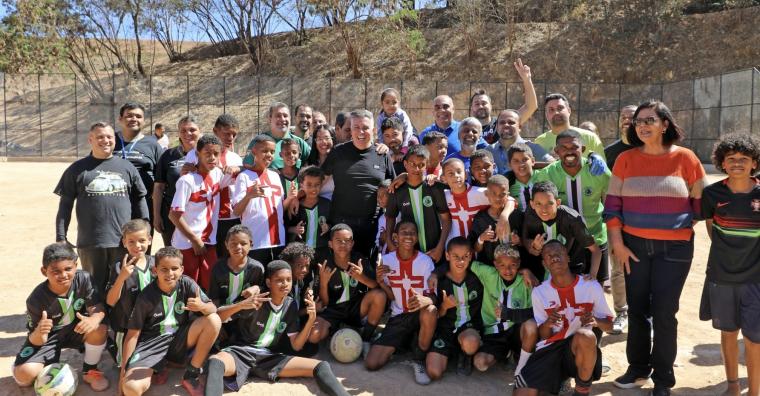 Prefeito Álvaro Damião entrega primeira fase da revitalização do campo da Vila Califórnia