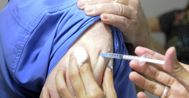 Prefeitura vacina pacientes em tratamento oncológico na Santa Casa