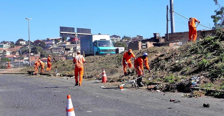 Prefeitura de BH intensifica melhorias no Novo Anel após municipalização Trabalhadores da PBH limpando as marginais do Novo Anel