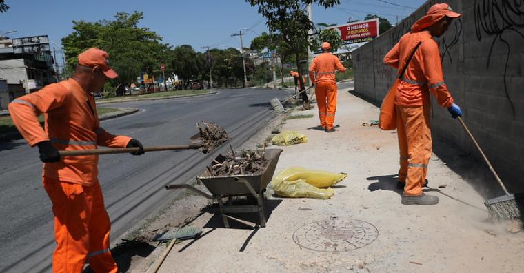 Prefeitura de BH realiza mutirão de limpeza e prevenção de enchentes no Barreiro