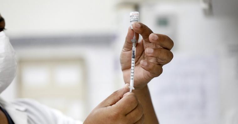 Prefeitura concentra aplicação de vacinas contra dengue e covid em alguns postos