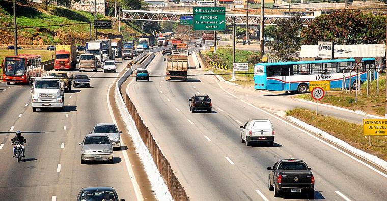 Anel Rodoviário  Anel Rodoviário com alto fluxo de caminhões entre carros e ônibus de passageiros