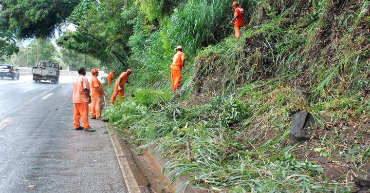 Novo Anel Trabalhadores da PBH removendo o lixo descartado irregularmente (como entulho, terra, móveis e madeira)