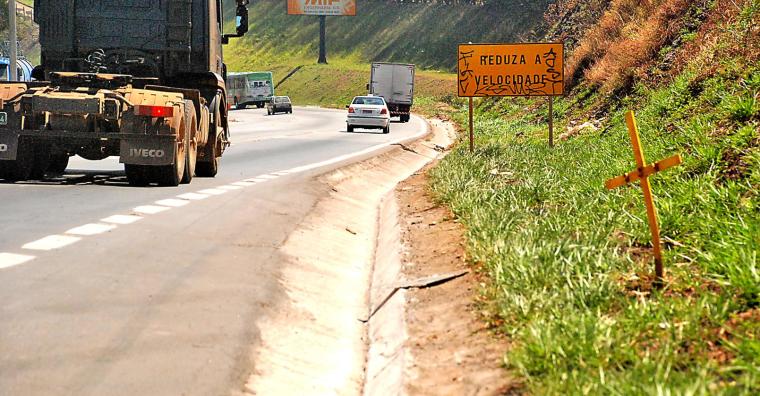 PBH faz desvios no Novo Anel para manutenção neste sábado (26/07) Imagem da marginal do Novo Anel, capturando uma curva e um caminhão e um carro passando.