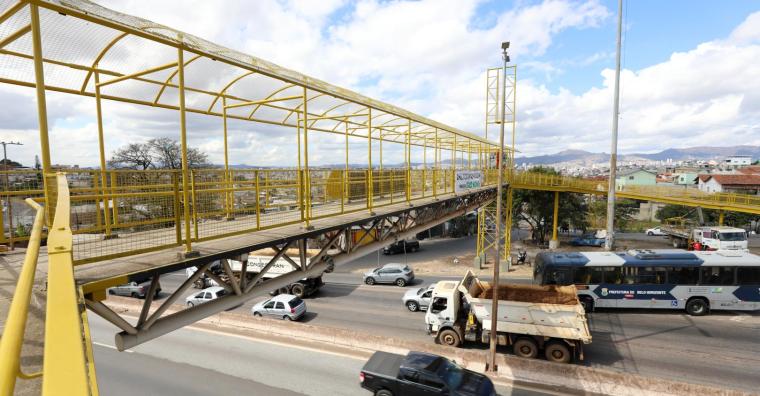 Passarela recém pintada de amarelo sobre o Novo Anel com alto fluxo de automóveis 