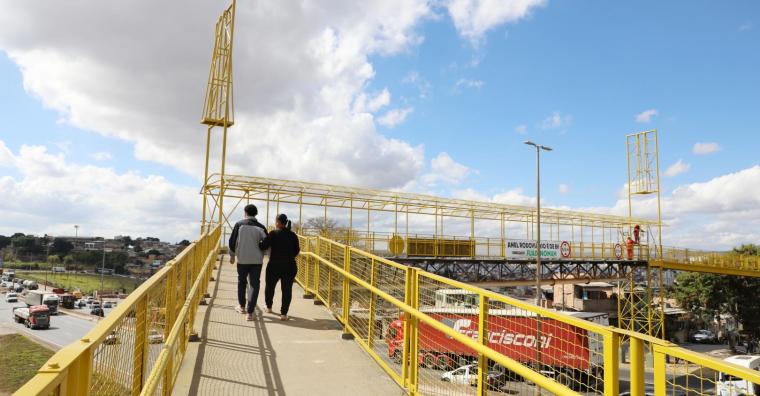 Passarela recem pintada de amarelo, passando por cima do anel